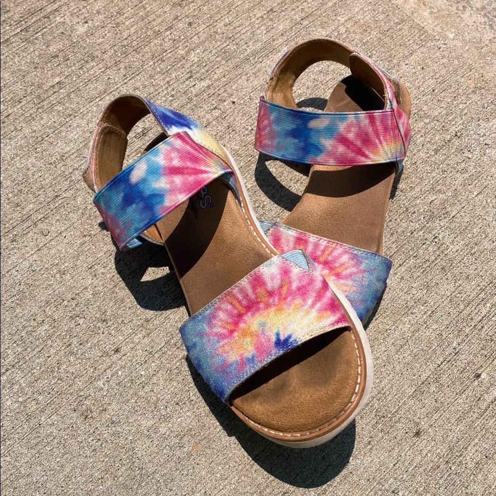 WELL WORN WOMEN’S SANDALS